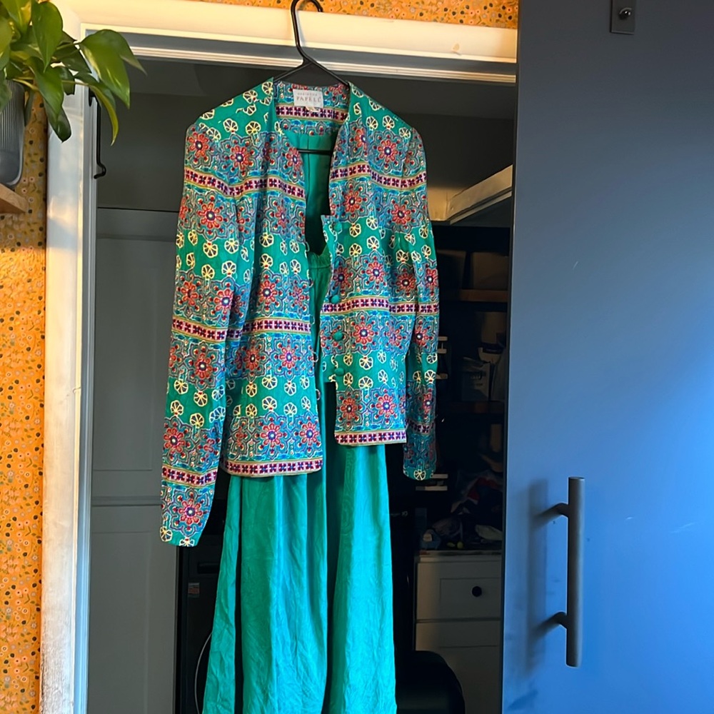 Skirt suit. Adrianna Papell. Size 8. 100%silk.